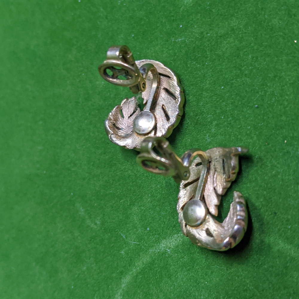 Crown Trifari Feather Gold-Tone Clip On Earrings - Picture 4 of 6